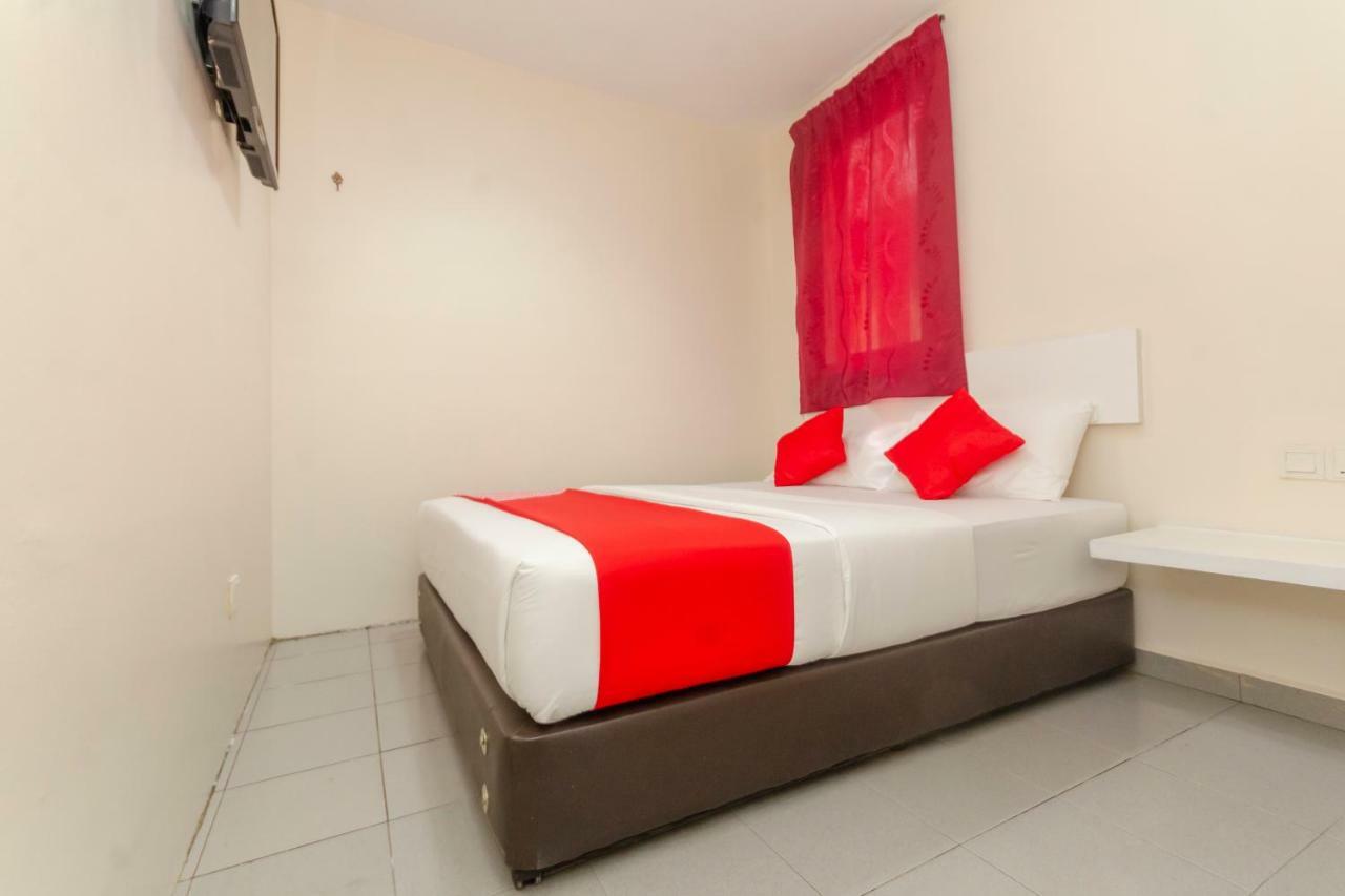 Oyo 1010 Skudai Hotel Exteriör bild